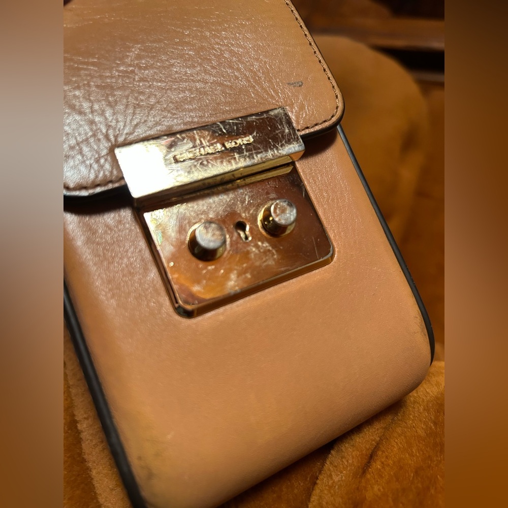 Michael Kors Camera Scout Collection Iphone
Leather Crossbody Bag - Picture 8 of 12